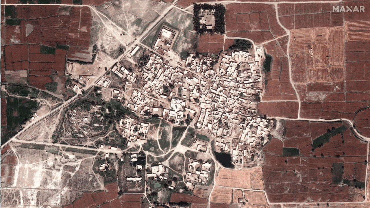 Village and fields before and after flooding in Rajanpur, Pakistan as of August 28, 2022. Photo: Maxar